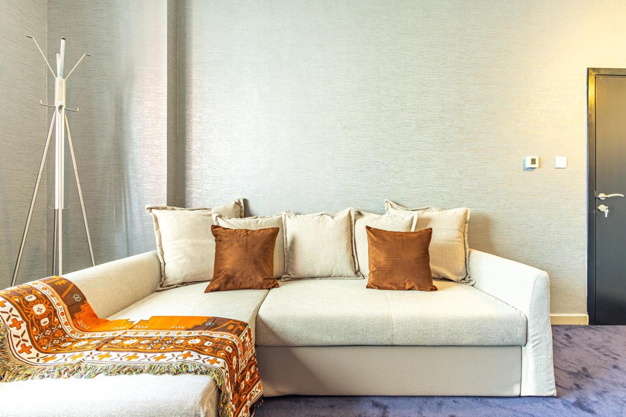 Apartment Modern Oasis - Elegant Cave - Family Heaven - Designer's Paradise - 10 Min Away From Airport, Yas Island, Formula 1, Ferrari World, Seaworld, Warner Bros World *