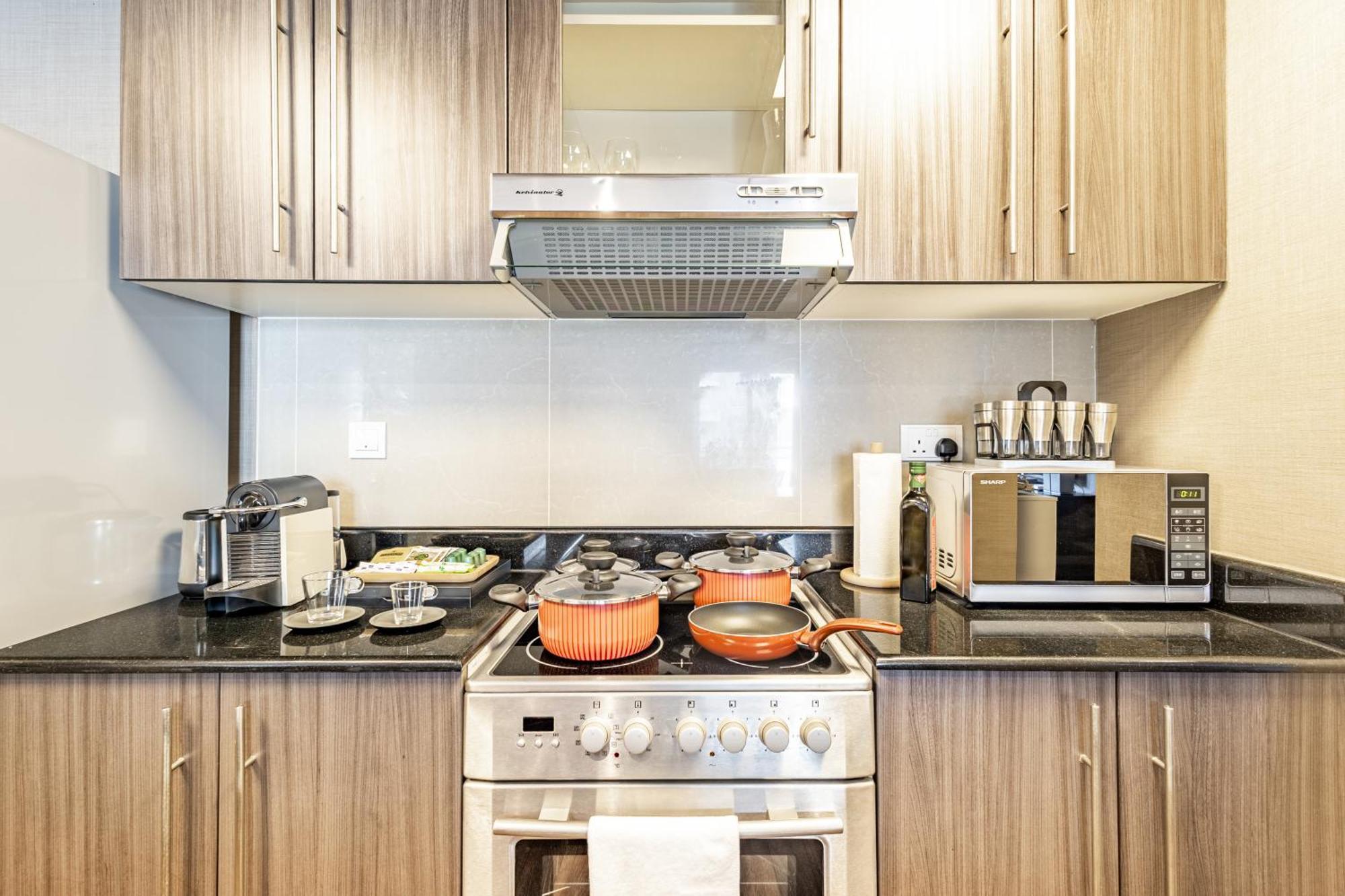 Apartment Modern Oasis - Elegant Cave - Family Heaven - Designer's Paradise - 10 Min Away From Airport, Yas Island, Formula 1, Ferrari World, Seaworld, Warner Bros World Abu Dhabi